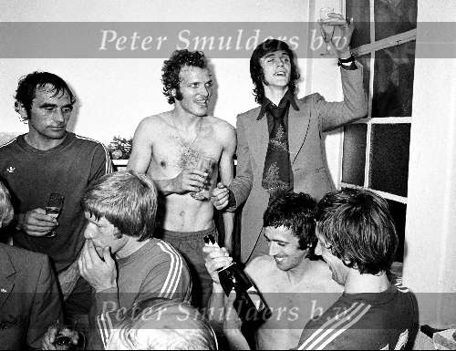 Eindhoven, 11 mei 1975
PSV Landskampioen 1974/1975
Op de foto v.l.n.r.: Pleun Strik, Willy v d Kerkhof, Ralf Edstrom,Peter Kemper, Willy v d Kuylen en Harry Lubse
