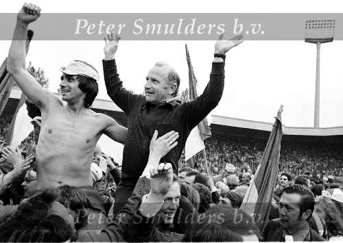 Eindhoven, 11 mei 1975
PSV Landskampioen, seizoen 1974/1975
Willy v d Kuylen en Kees Rijvers op de schouders bij reserve doelman Andre v Gerven.