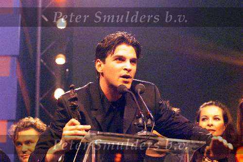 4 maart 1999
Alexander van Volumia tijdens zijn speech nadat de groep de Edsion music Award 1999 heeft gewonnen.
Xander de Buisonje