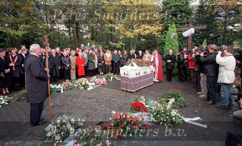 16 maart 1998
Begrafenis ZZN in Stramproy met aan de rechtse zijde veel persmensen