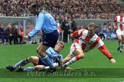 Eindhoven, 12 maart 2000
PSV-FC Utrecht, eindstand 2-1
Stijn Vreven die met een rode kaart van het veld werd gestuurd in duel met Dennis Rommedahl en Alfons Groenedijk
Mooie aktie