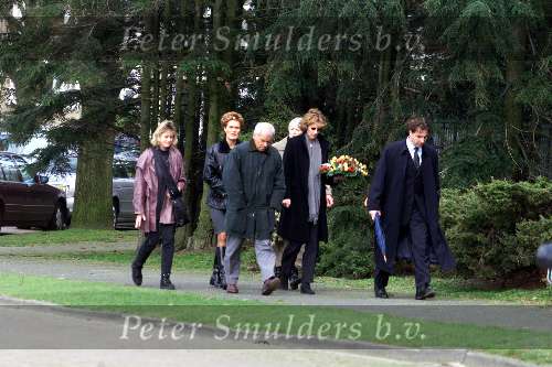 Hilversum, 11 mart 2000
Begrafenis Gitty Budie
 Annette v Trigt met voorop lopend haar man en rechts van haar Evert ten Napel