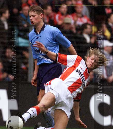 Eindhoven, 12 maart 2000
PSV-FC Utrecht, eindstand 2-1
Bjorn v d doelen in duel met zijn clubgenoot Theo Lucius die die is uitgeleend aan FC Utrecht
Mooie aktie