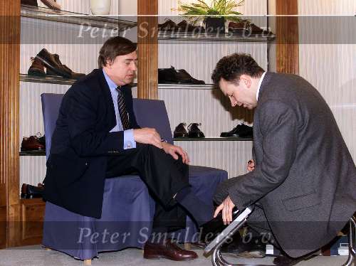 Breda 3 maart 2000
Schoenhandel Matty Kremer hier bezig met de commissaris van de Koningin van Friesland ED NIJPELS