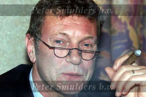 Brussel, 29 maart 2000
Belgie-Nederland, eindstand 2-2 in het Koning Boudewijn stadion vriendschappelijk wedstrijd
Frits Korbach met sigaar
