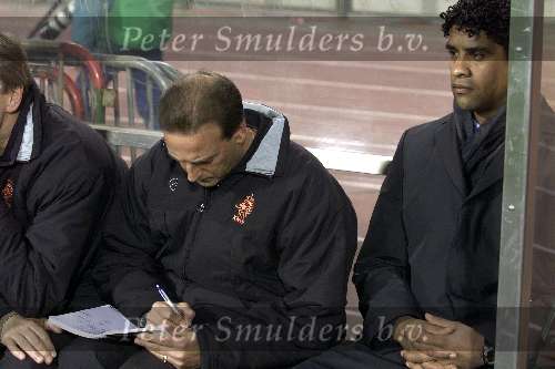Brussel, 29 maart 2000
Belgie-Nederland, eindstand 2-2 in het Koning Boudewijn stadion vriendschappelijk wedstrijd
Johan Neeskens noterend en Frank Rijkaard op de bank