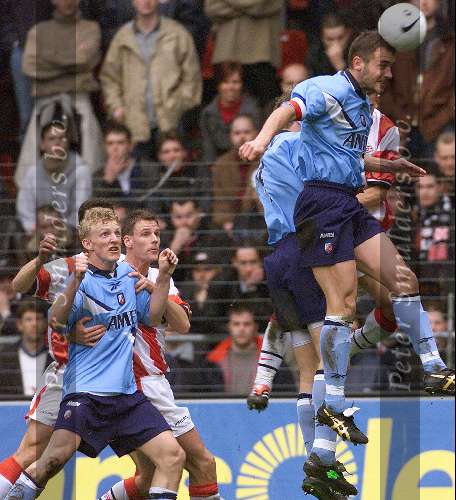 Eindhoven, 12 maart 2000
PSV-FC Utrecht, eindstand 2-1
Aanvoerder Mitchell v d Gaag mooie aktie kopbal
Dirk Kuyt