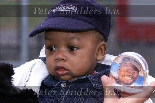 Amsterdam 16 maart 2000
Nancy Noslin met haar zoon TJ waar Babangida de vader van is.