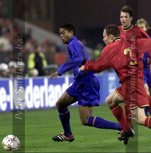 Brussel, 29 maart 2000
Belgie-Nederland, eindstand 2-2 in het Koning Boudewijn stadion vriendschappelijk wedstrijd
Patrick Kluivert in duel met Bertrand Crasson
