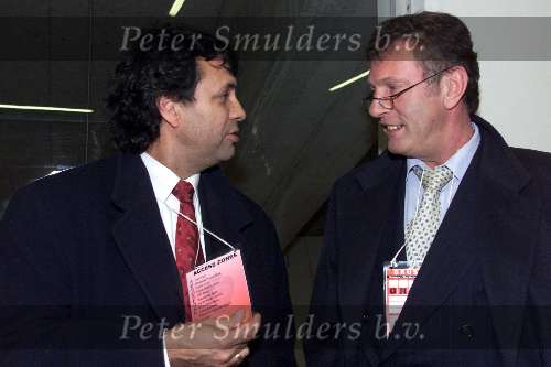 Brussel, 29 maart 2000
Belgie-Nederland, eindstand 2-2 in het Koning Boudewijn stadion vriendschappelijk wedstrijd
Frits Korbach in gesprek met Pedro Salazar