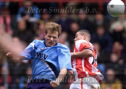 Eindhoven, 12 maart 2000
PSV-FC Utrecht, eindstand 2-1
Wilfred Bouma in duel met Alfons Groenedaal
Kopbal
