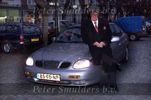 Geertruidenberg 28 maart 2000
Wijnproeverij Otto Lenselink in Geertruidenberg.
Willibrord Frequin met zijn auto (Daewoo)