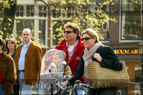 Amsterdam 30 maart 2002
Reinout Oerlemans en Danielle Overgaag met hun zoontje op de fiets.