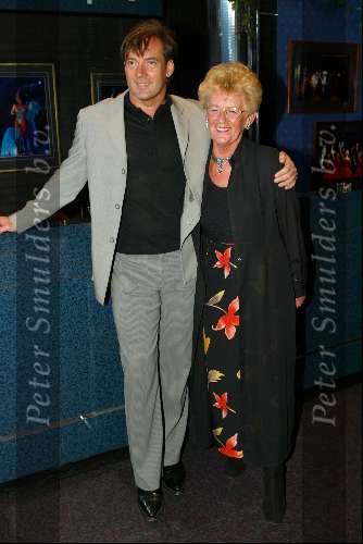 Hilversum 24 maart 2002
Gala  Willeke Alberti Foundation bij studio 21
Gerard Joling met moeder
