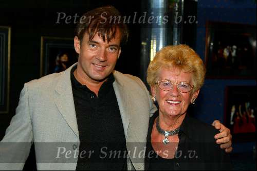 Hilversum 24 maart 2002
Gala  Willeke Alberti Foundation bij studio 21
 Gerard Joling met moeder