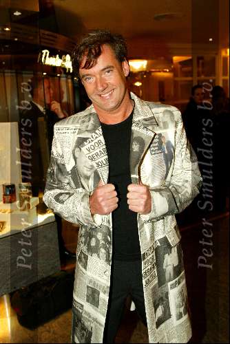 Scheveningen 25 maart 2202
Afscheid van Henk v d Meyden in het circustheater.
Gerard Joling met telegraaf jas