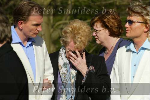 Velsen 9 maart 2002
Begrafenis vader Hans klok
Hans Klok  met moeder