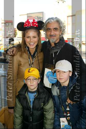 Parijs 15 maart 2002
Disneyland 10 jarig bestaan en opening nieuwe gedeelte.
Heidi Klum met gezin