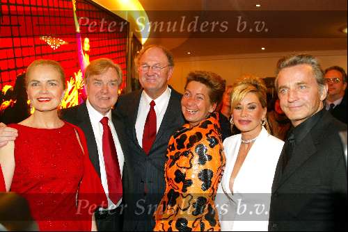 Scheveningen 25 maart 2003
Afscheid Henk v d Meyden in het circustheater in Scheveningen. v.l.n.r. Monica v d Meyden, Henk v d Meyden, Joop v d Ende en Janine v d Ende, Connie Breukhoven en Hans Breukhoven.