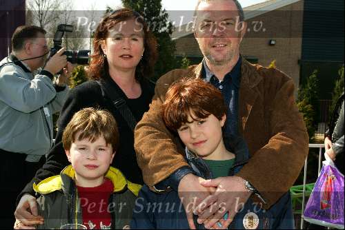 Dronten 29 maart 2002
Opening nieuwe attraktie in six flags.
Huub Stapel met gezin
Met op achtergrond Joop v Tellingen