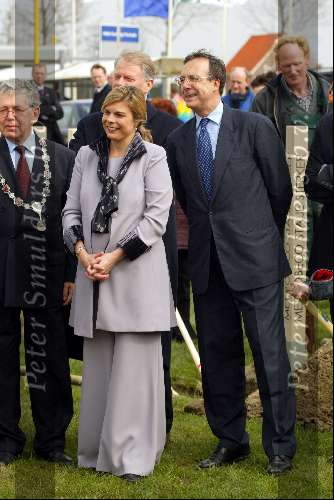 Hoofddorp 20 maart 2002
Prinses Laurentien bij de Nationale boomplantdag.
met haar vader Laurens Jan Brinkhorst