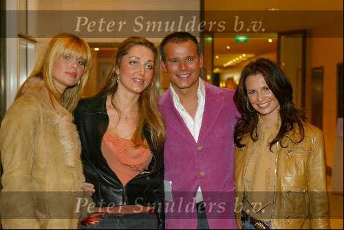 Amsterdam 2 maart 2002
Modeshow Mart Visser in het Hilton
Leontine Borsato Leco v Zadelhof Estelle Gullit en vriendin