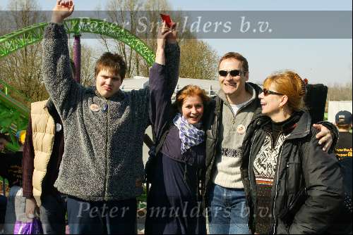 Dronten 29 maart 2002
Opening nieuwe atraktie Six Flags.
Belinda Meuldijk met zoons en Maarten Peters en met Margriet Eshuis