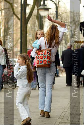 Amsterdam 30 maart 2002
Mariska Hulscher met vriend en kinderen
middelvinger