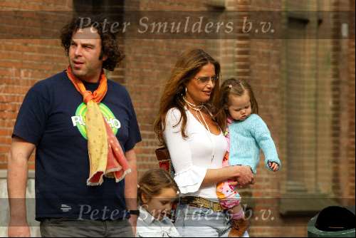 Amsterdam 30 maart 2002
Mariska Hulscher met vriend en kinderen