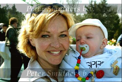 Dronten 29 maart 2002
Opening nieuwe atraktie Six Flags.
Mariska v Kolck met zoontjes