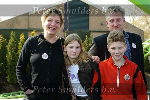 Dronten 29 maart 2002
Opening nieuwe attraktie in six flags.
Maya Eksteen met gezin