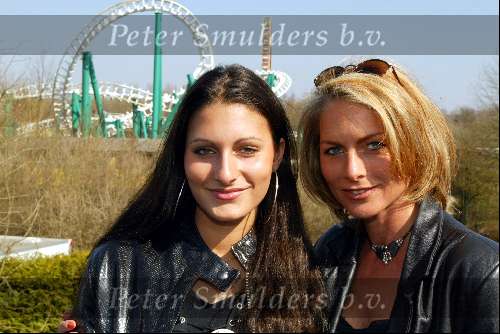 Dronten 29 maart 2002
Opening nieuwe atraktie Six Flags.
Milika Peterson met dochter