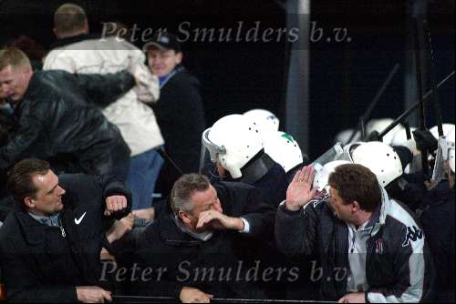 Rotterdam 21 maart 2002
Feyenoord-PSV 1-1 kwartfinale uefa cup
Pierre v Hooijdonk en Ernest Faber
Mobiele Eenheid slaat erop los