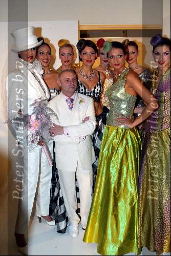 Amstelveen 18 maart 2002
Modeshow Ronald Kolk
Zomermode 2002
Ronald Kolk met enkele van zijn mannequins