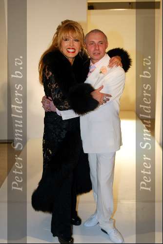 Amstelveen 18 maart 2002
Modeshow Ronald Kolk
Zomermode 2002
Patricia Paay met Ronald Kolk