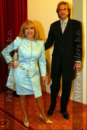 Amsterdam 16 maart 2002
modeshow Paul Schulten in het okura
Patricia Paay en Adam Curry