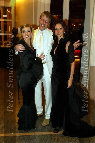 Scheveningen 25 maart 2002
Afscheid Henk v d Meyden in het circustheater.
Pia Douwes en Joke de Kruyff met maker van hun jurken