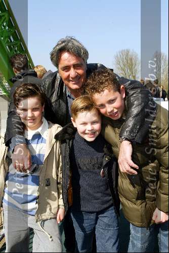 Dronten 29 maart 2002
Opening nieuwe atraktie Six Flags.
Pieter Storms met zijn zoontje (m) en vriendjes