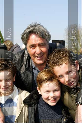 Dronten 29 maart 2002
Opening nieuwe atraktie Six Flags.
Pieter Storms met zijn zoontje (m) en vriendjes