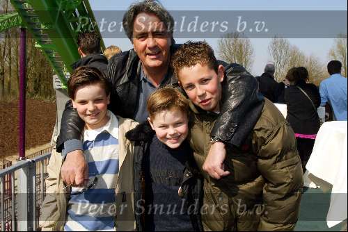 Dronten 29 maart 2002
Opening nieuwe atraktie Six Flags.
Pieter Storms met zijn zoontje (m) en vriendjes