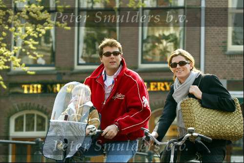 Amsterdam 30 maart 2002
Reinout Oerlemans en Danielle Overgaag met hun zoontje op de fiets.