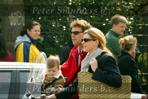Amsterdam 30 maart 2002
Reinout Oerlemans en Danielle Overgaag met hun zoontje op de fiets.