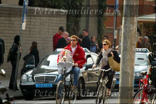 Amsterdam 30 maart 2002
Reinout Oerlemans en Danielle Overgaag met hun zoontje op de fiets.