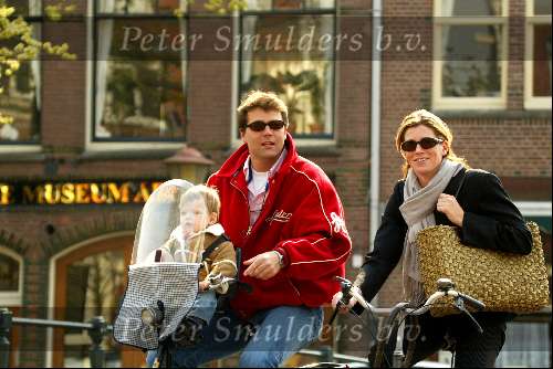 Amsterdam 30 maart 2002
Reinout Oerlemans en Danielle Overgaag met hun zoontje op de fiets.