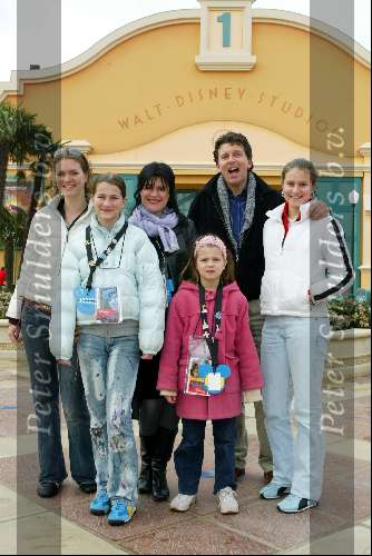 Parijs 15 maart 2002
Disneyland 10 jarig bestaan en opening nieuwe gedeelte.
Robert ten Brink met gezin