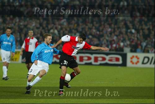 Rotterdam 21 maart 2002
Feyenoord-PSV 1-1 kwartfinale uefa cup
Robin van Persie in duel met Dennis rommedahl