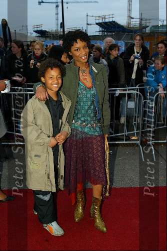 Amsterdam 20 maart 2002
Premiere Britney Spears.
Sylvana Simons met zoontje