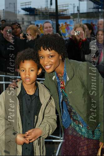 Amsterdam 20 maart 2002
Premiere Britney Spears.
Sylvana Simons met zoontje