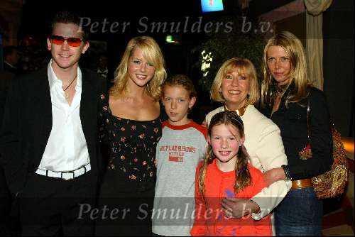 Hilversum 24 maart 2002
Gala  Willeke Alberti Foundation bij studio 21
Willeke met kinderen en kleinkinderen
Danielle van t Schip met Chantal Janzen en Danielle v t Schip met kinderen