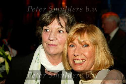 Hilversum 24 maart 2002
Gala  Willeke Alberti Foundation bij studio 21
Kitty Courbois met Willeke Alberti